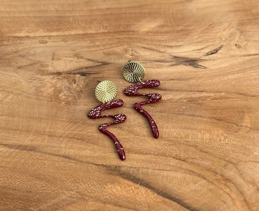 🔥 Lana – Bordeaux flow oorbellen met goudaccenten