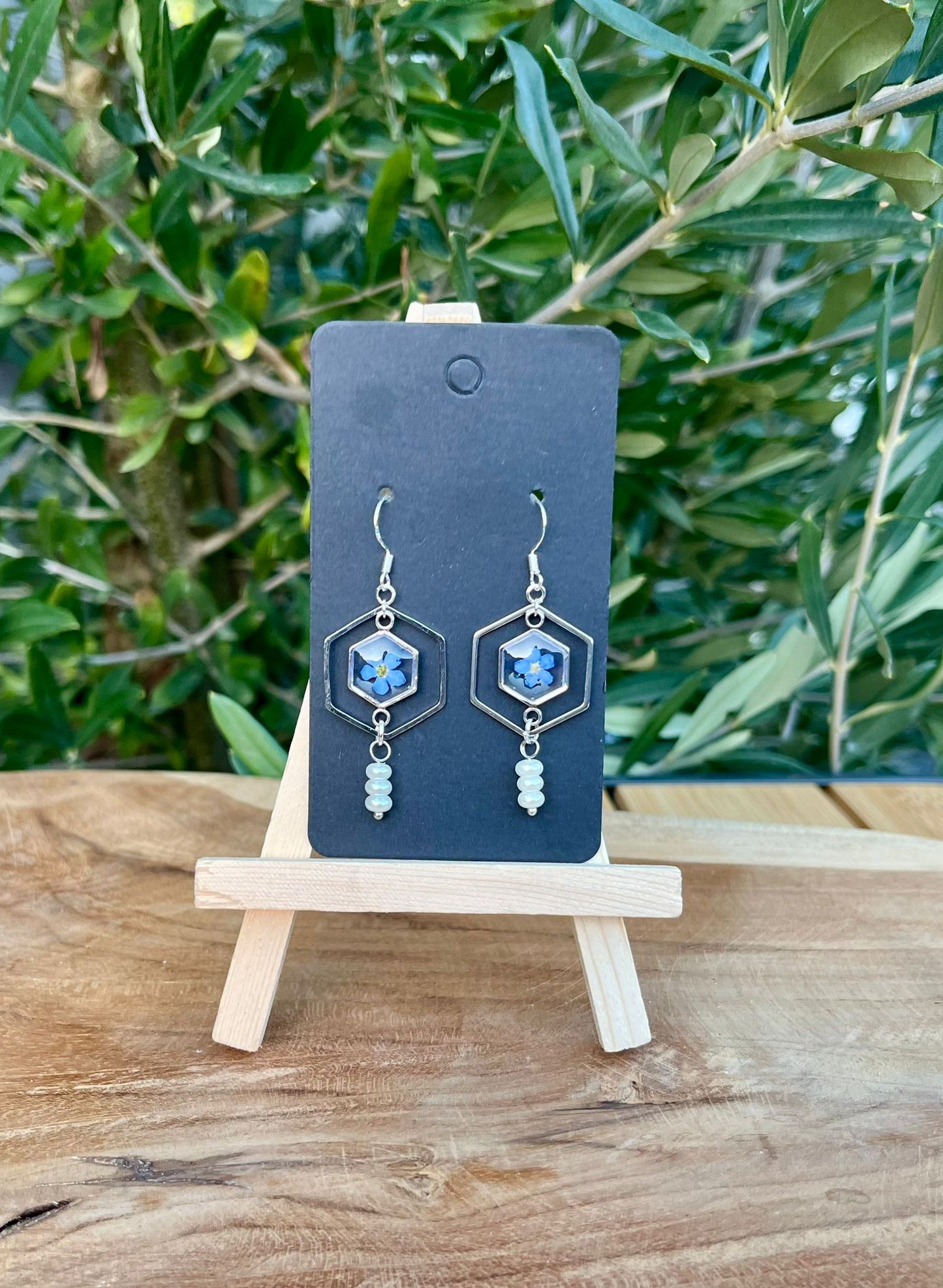 Handgemaakte zilveren oorbellen met echte vergeet-me-nietjes in UV resin en natuurlijke zoetwaterparels, nieuw binnen bij Nova by Evi.