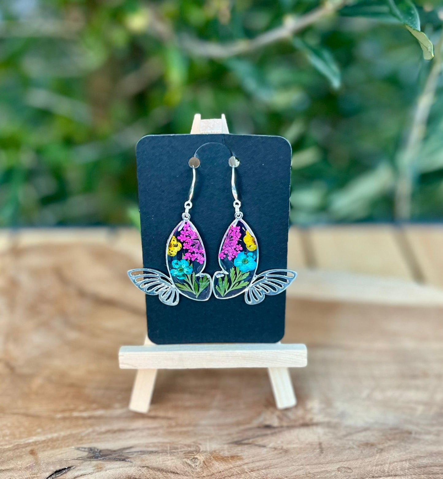 Vlinder oorbellen – echte gedroogde bloemen in uv resin