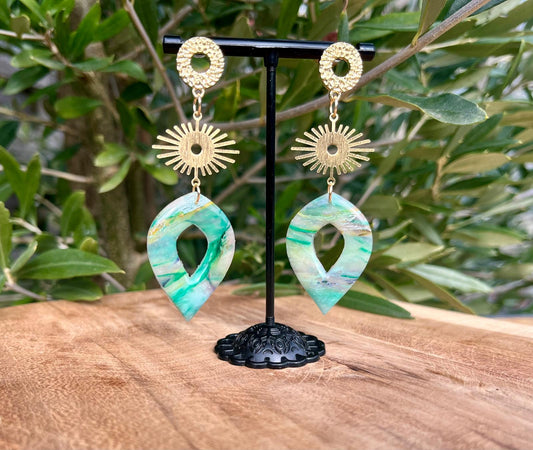 Ysé - Handgemaakte marmerlook oorbellen met goudkleurige details