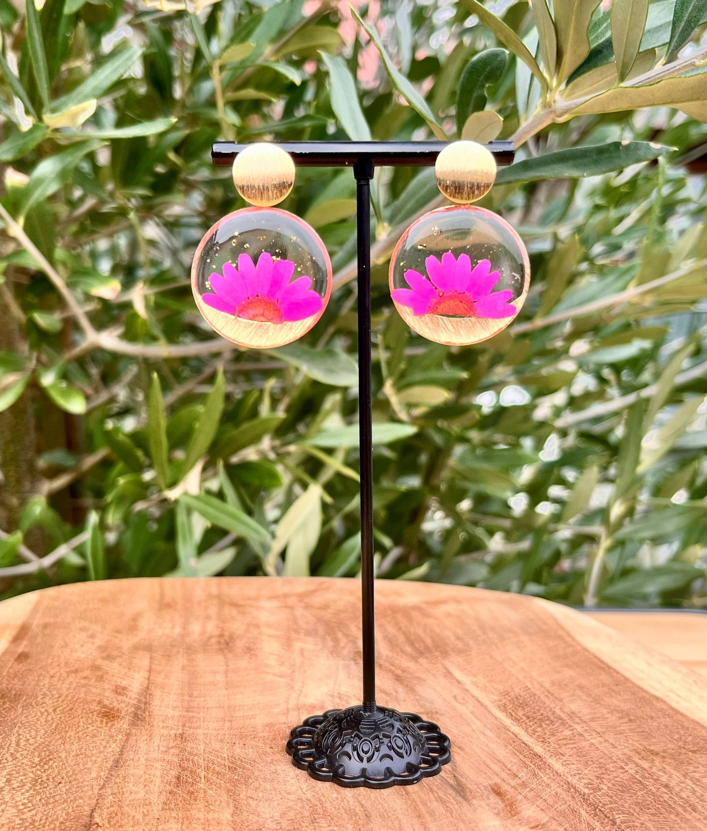 handgemaakte oorbellen met gedroogde fuchsia margriet – Suzanne