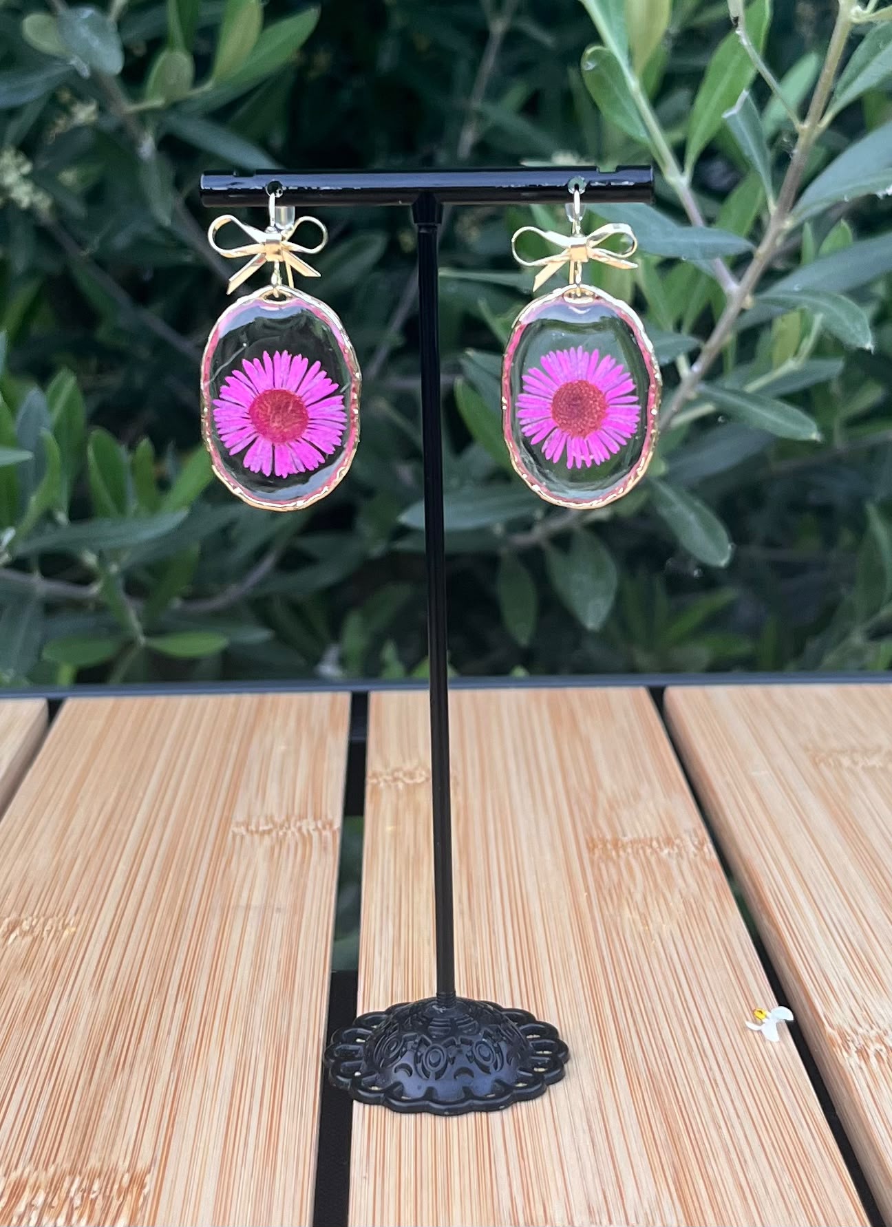 Lisette oorbellen met echte madeliefjes in uv resin