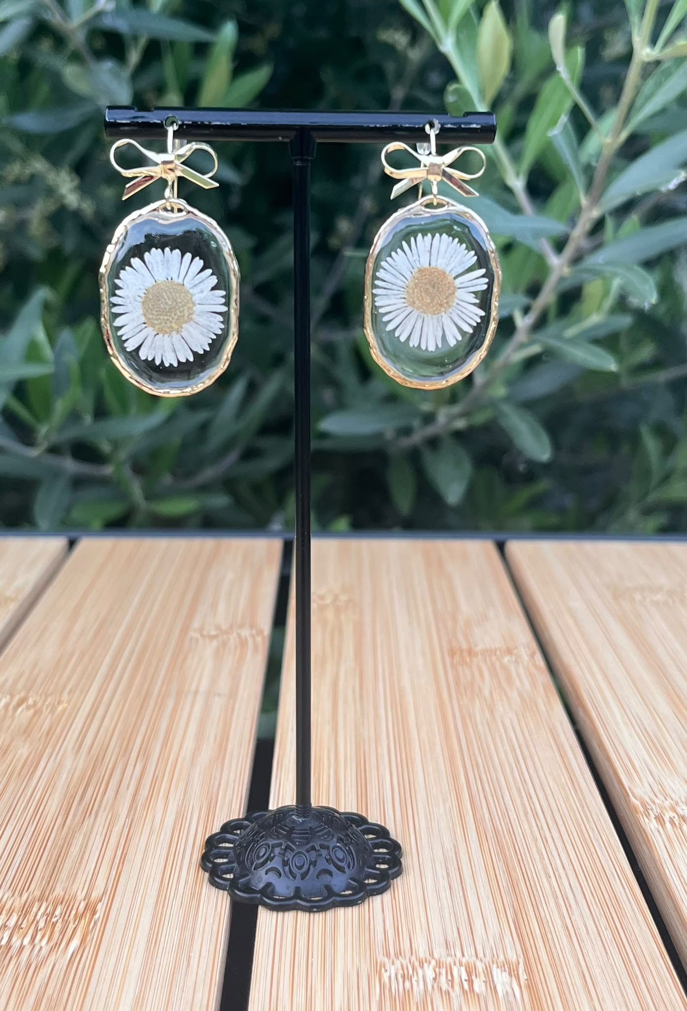 Lisette oorbellen met echte madeliefjes in uv resin