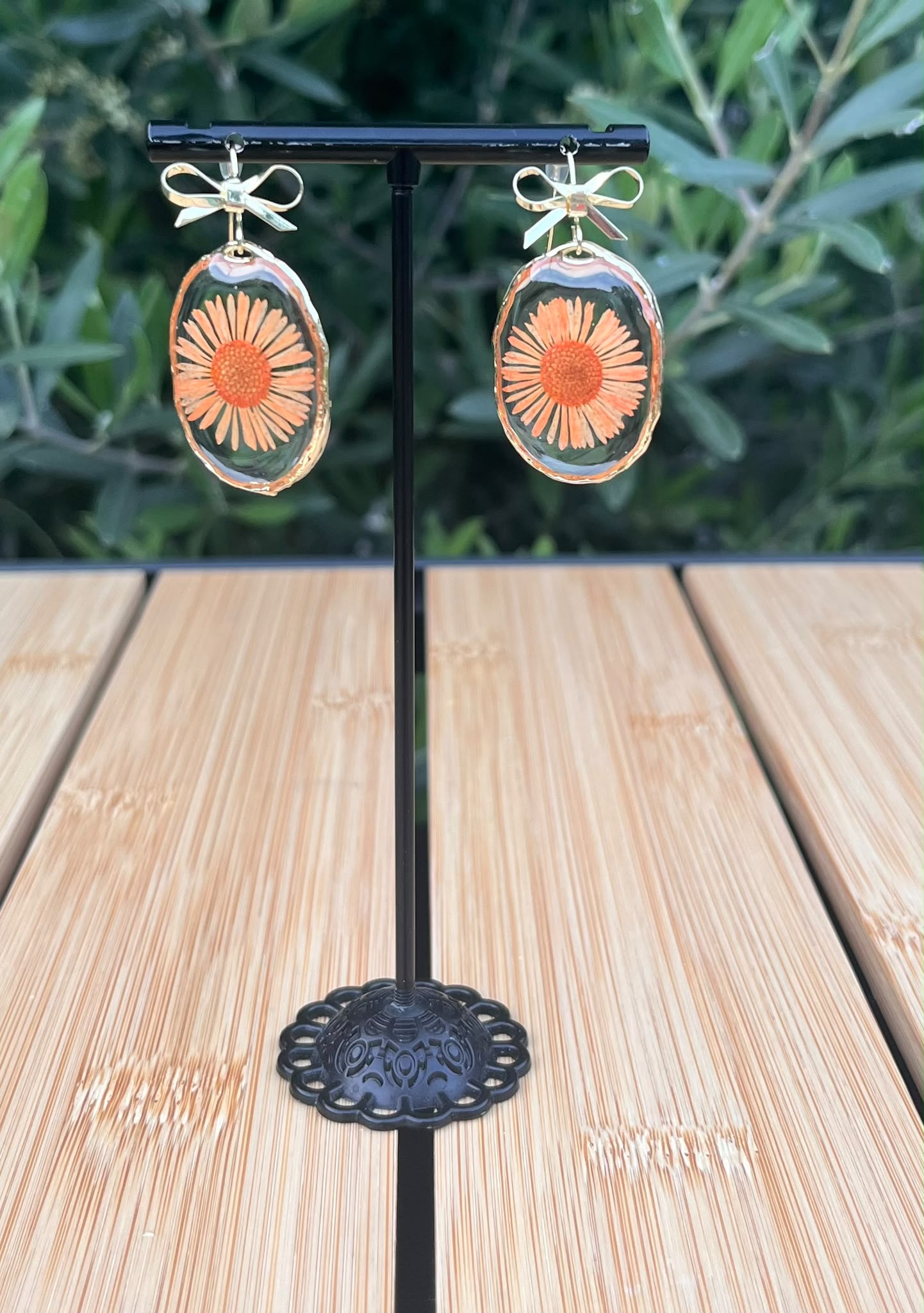 Lisette oorbellen met echte madeliefjes in uv resin