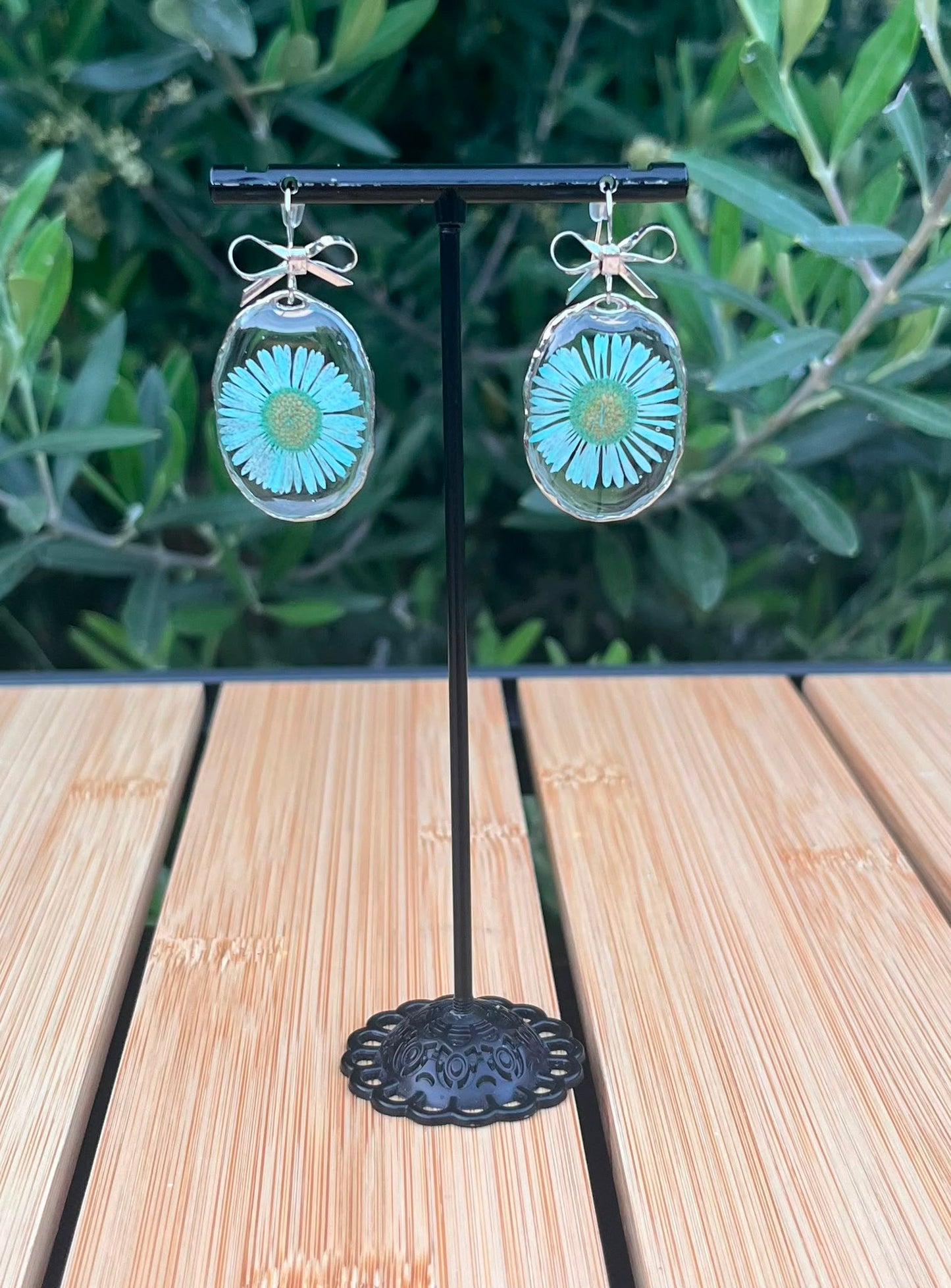 Lisette oorbellen met echte madeliefjes in uv resin