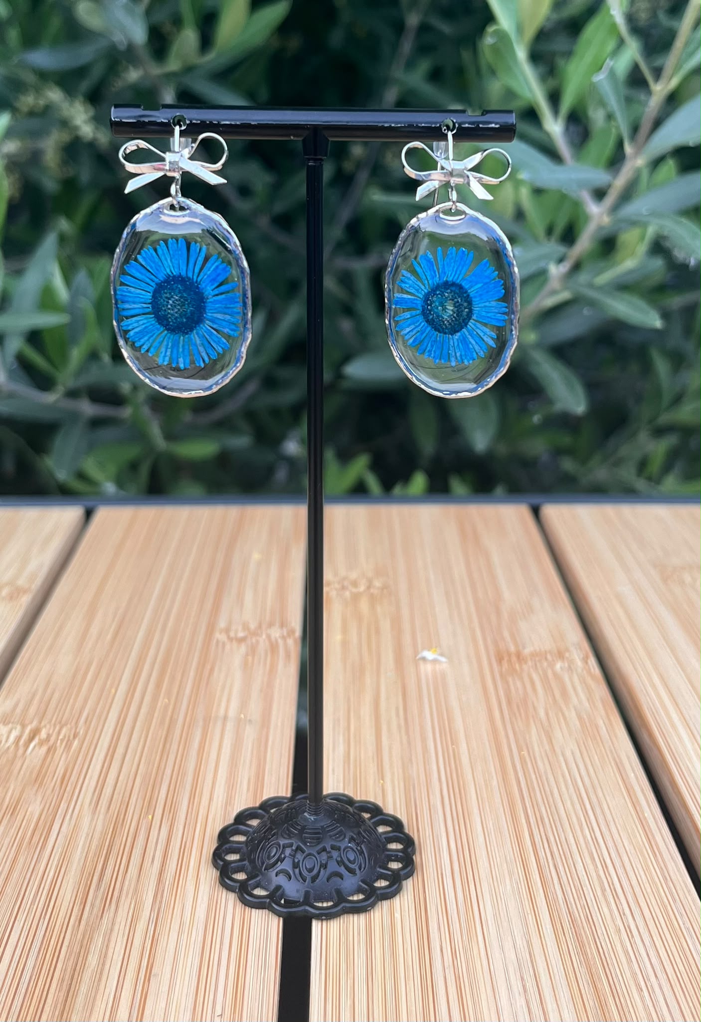 Lisette oorbellen met echte madeliefjes in uv resin