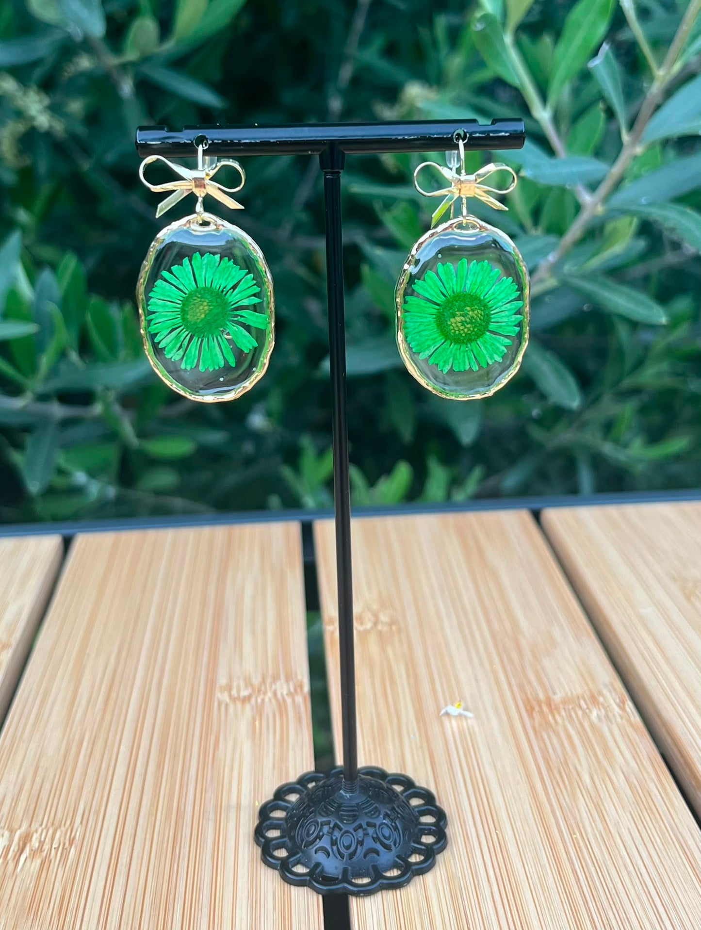 Lisette oorbellen met echte madeliefjes in uv resin