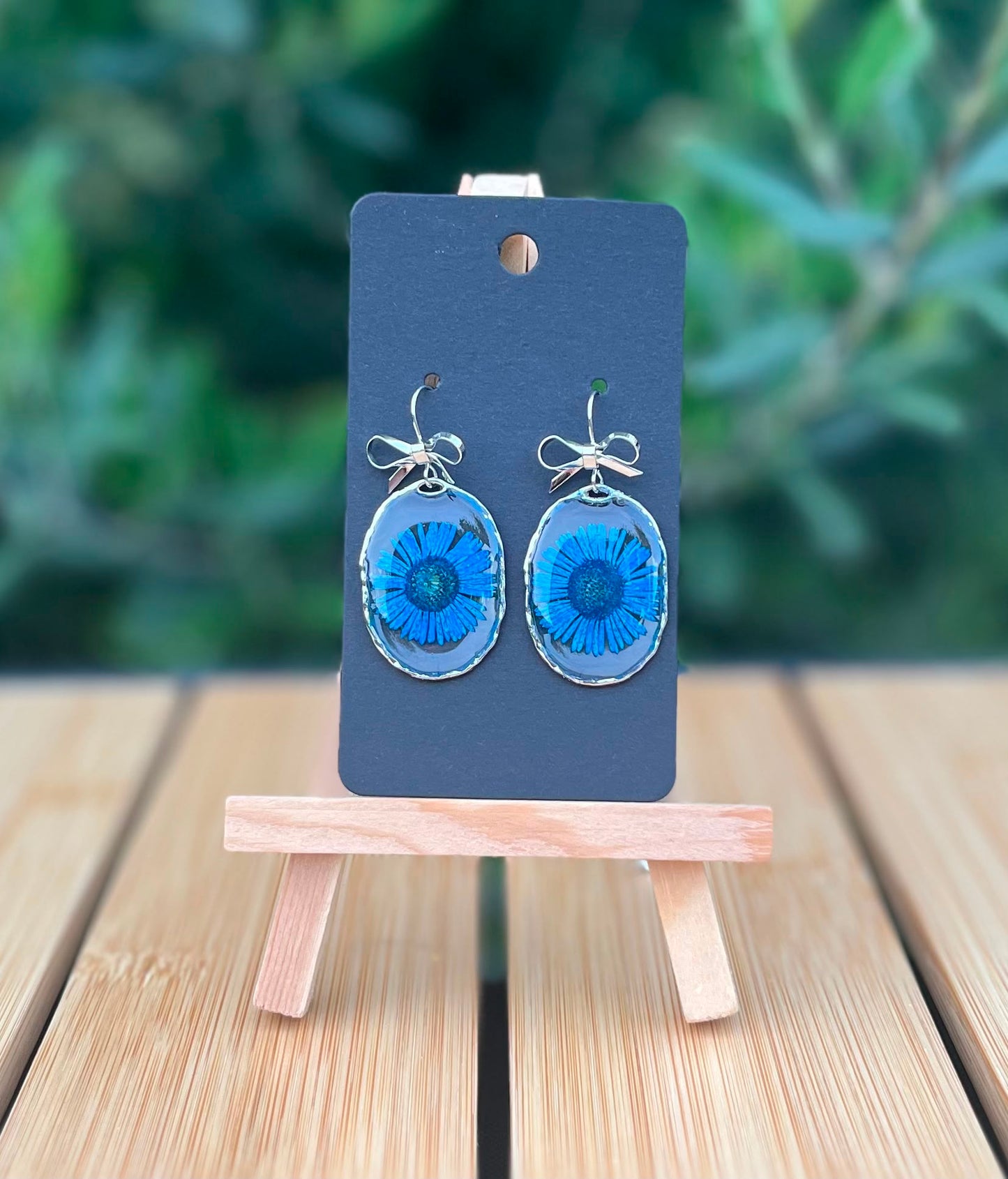 Lisette oorbellen met echte madeliefjes in uv resin