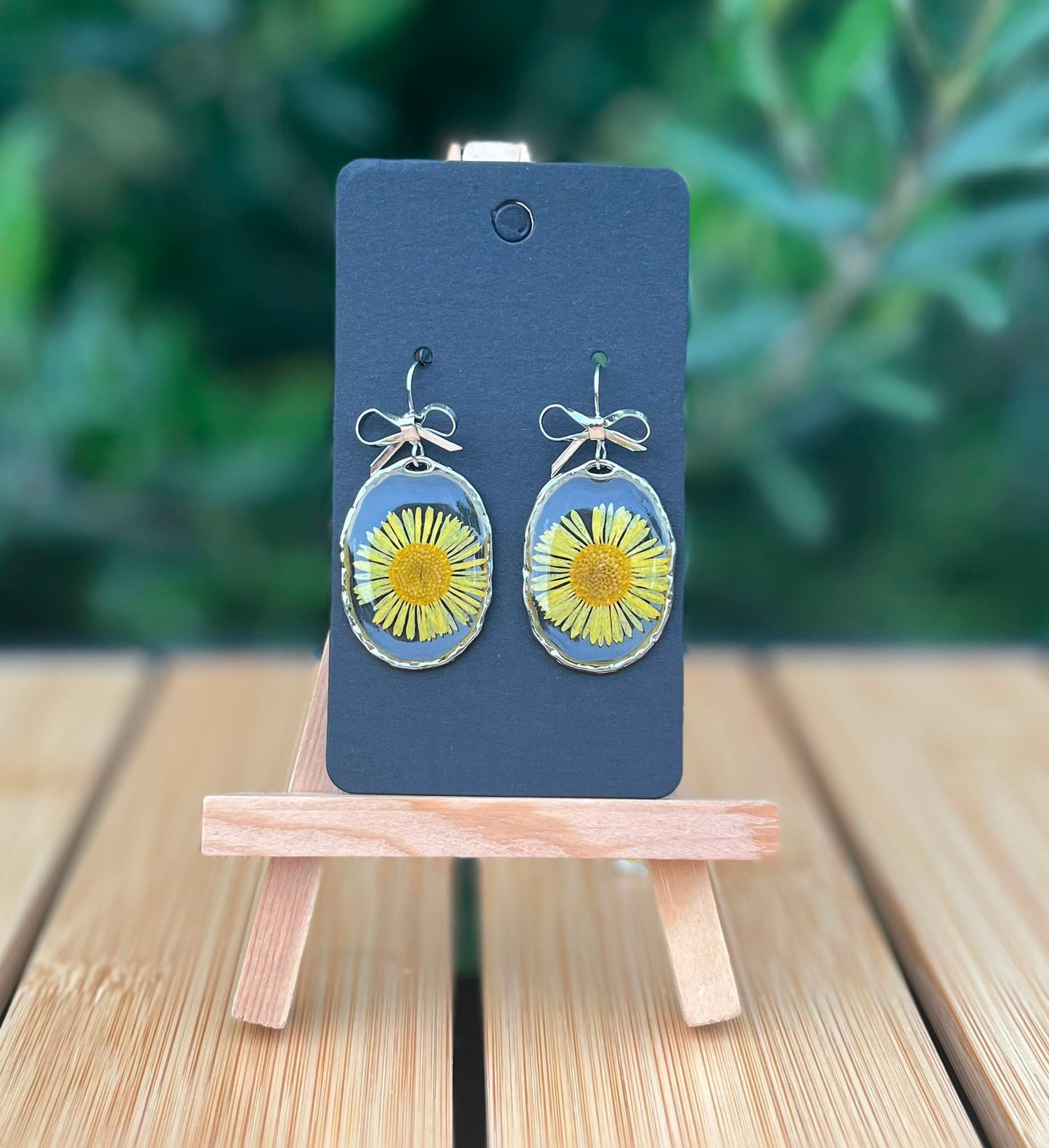 Lisette oorbellen met echte madeliefjes in uv resin