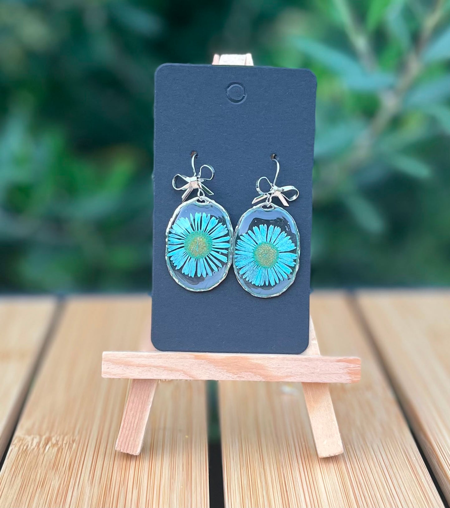 Lisette oorbellen met echte madeliefjes in uv resin