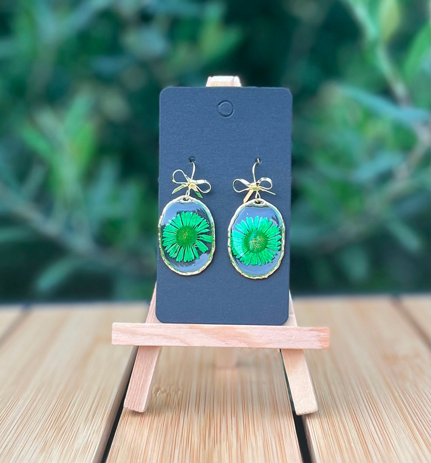 Lisette oorbellen met echte madeliefjes in uv resin
