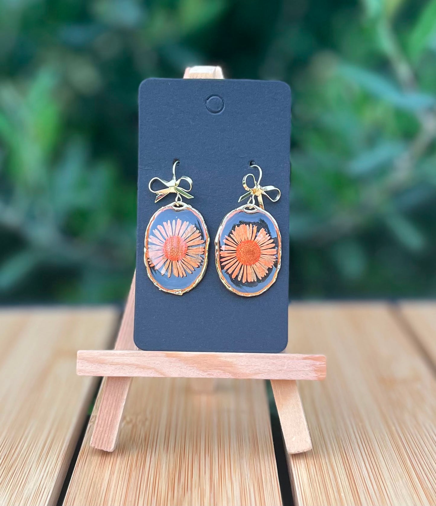 Lisette oorbellen met echte madeliefjes in uv resin