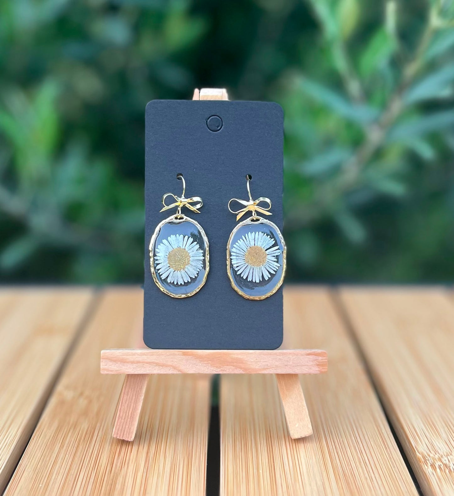 Lisette oorbellen met echte madeliefjes in uv resin