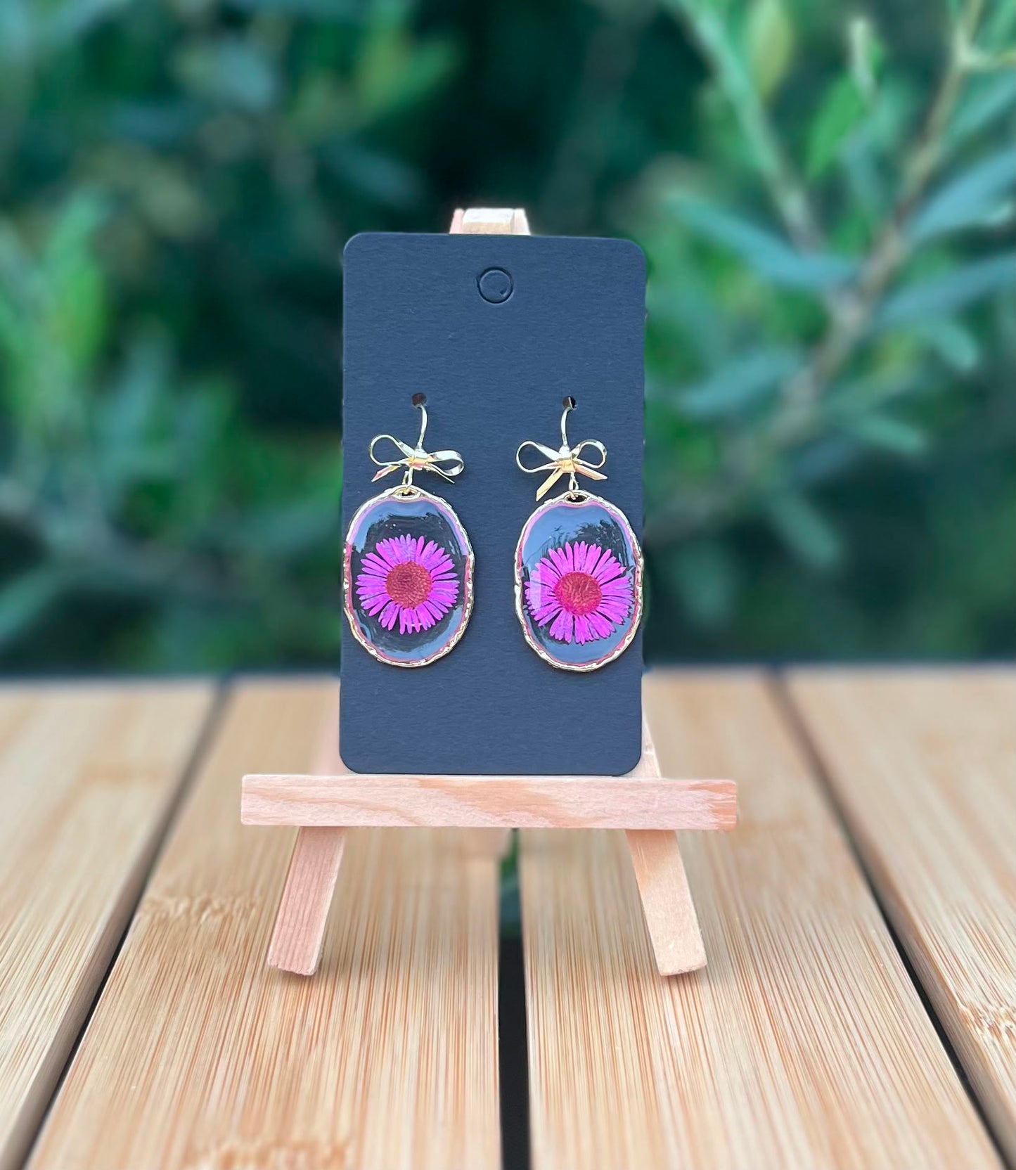 Lisette oorbellen met echte madeliefjes in uv resin