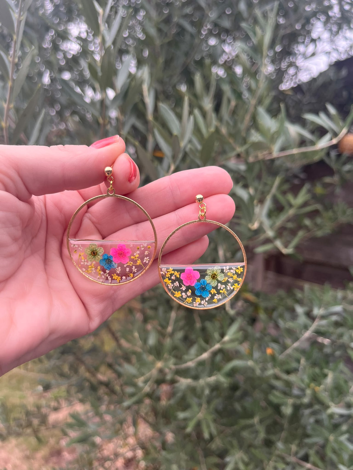 Alice - oorbellen met echte pruimenbloesem in UV resin