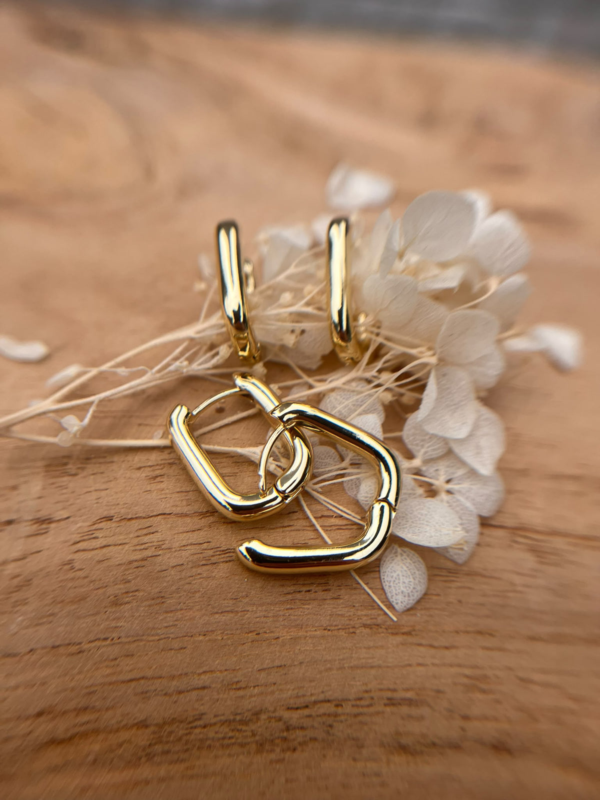 Rechthoekige gouden creolen van 18K verguld messing – Nova by Evi