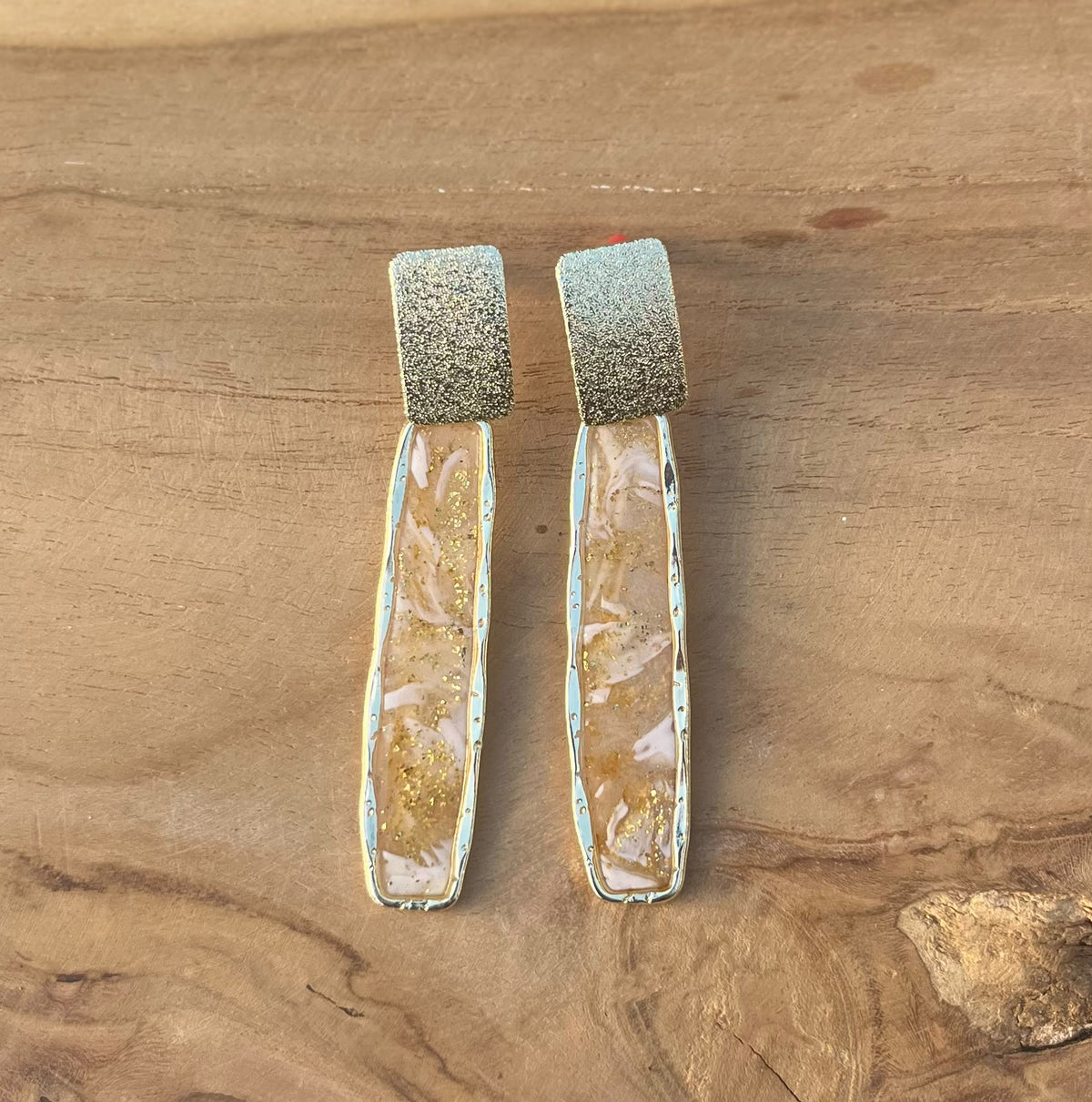 Estelle – Champagne oorbellen met wit-gouden marmering