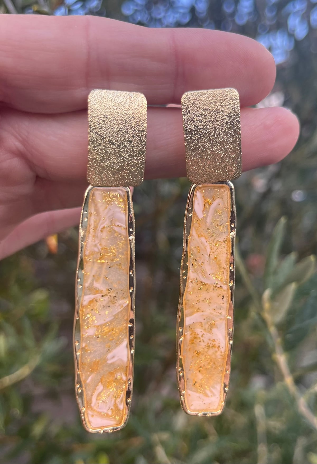 Estelle – Champagne oorbellen met wit-gouden marmering