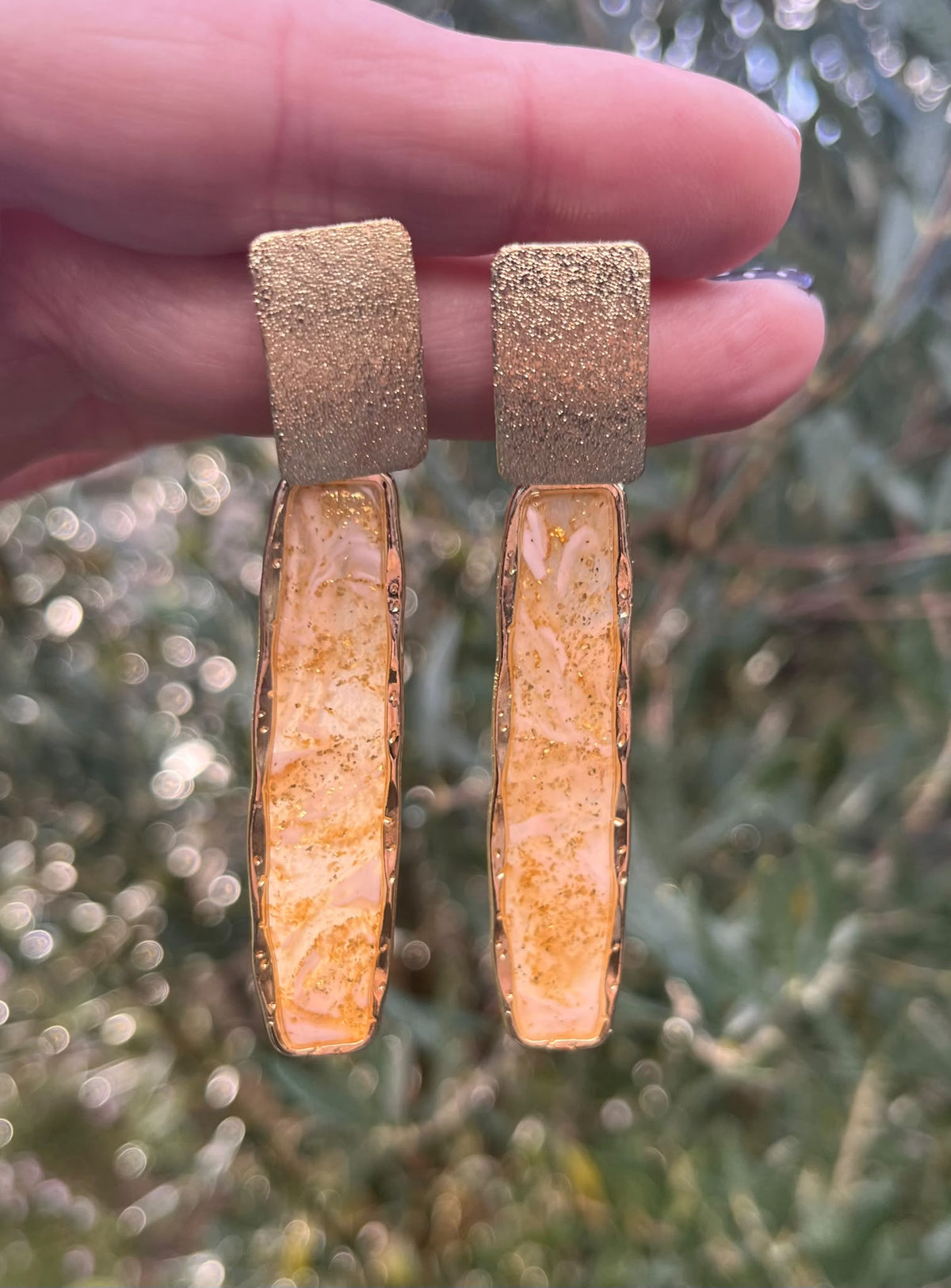 Estelle – Champagne oorbellen met wit-gouden marmering