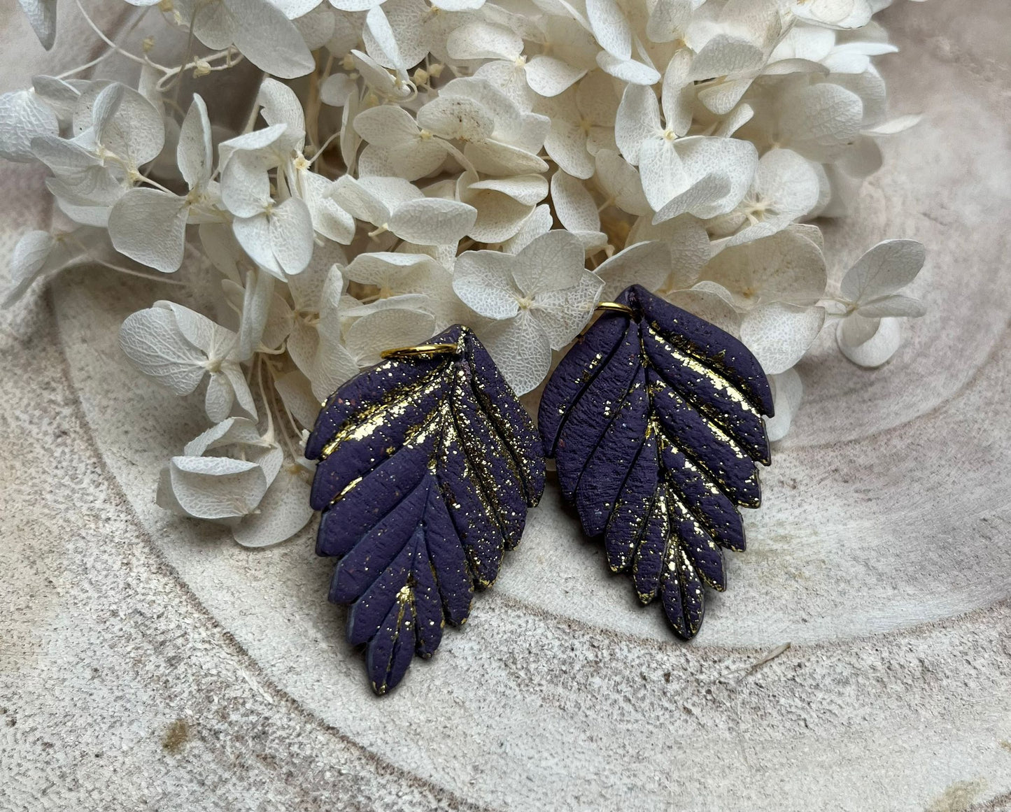 Blad Oorbellen Aubergine met Goudblad