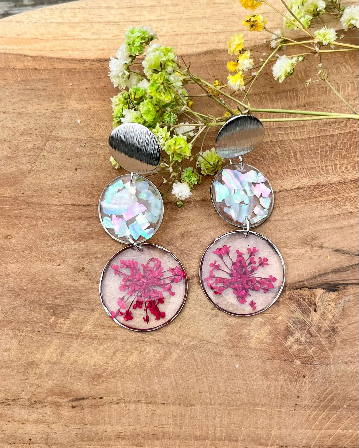 Anna – handgemaakte oorbellen met gedroogde bloemen en abalone schelp