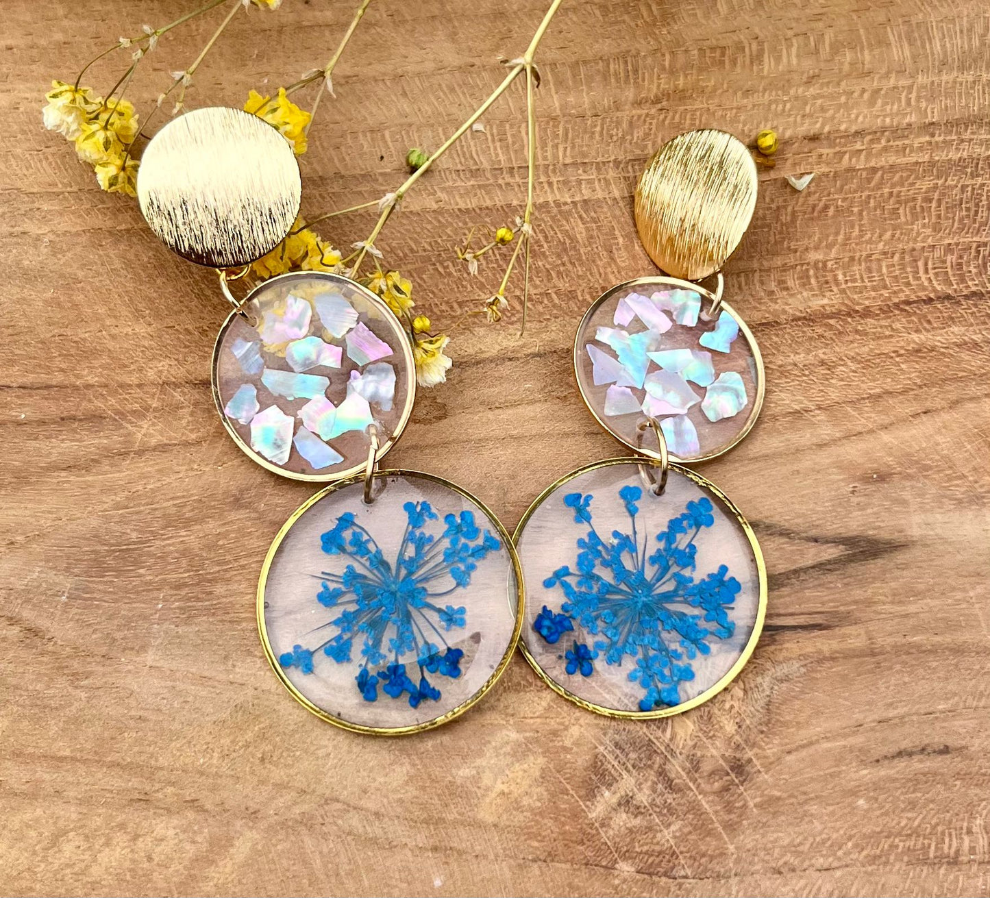 Anna – handgemaakte oorbellen met gedroogde bloemen en abalone schelp