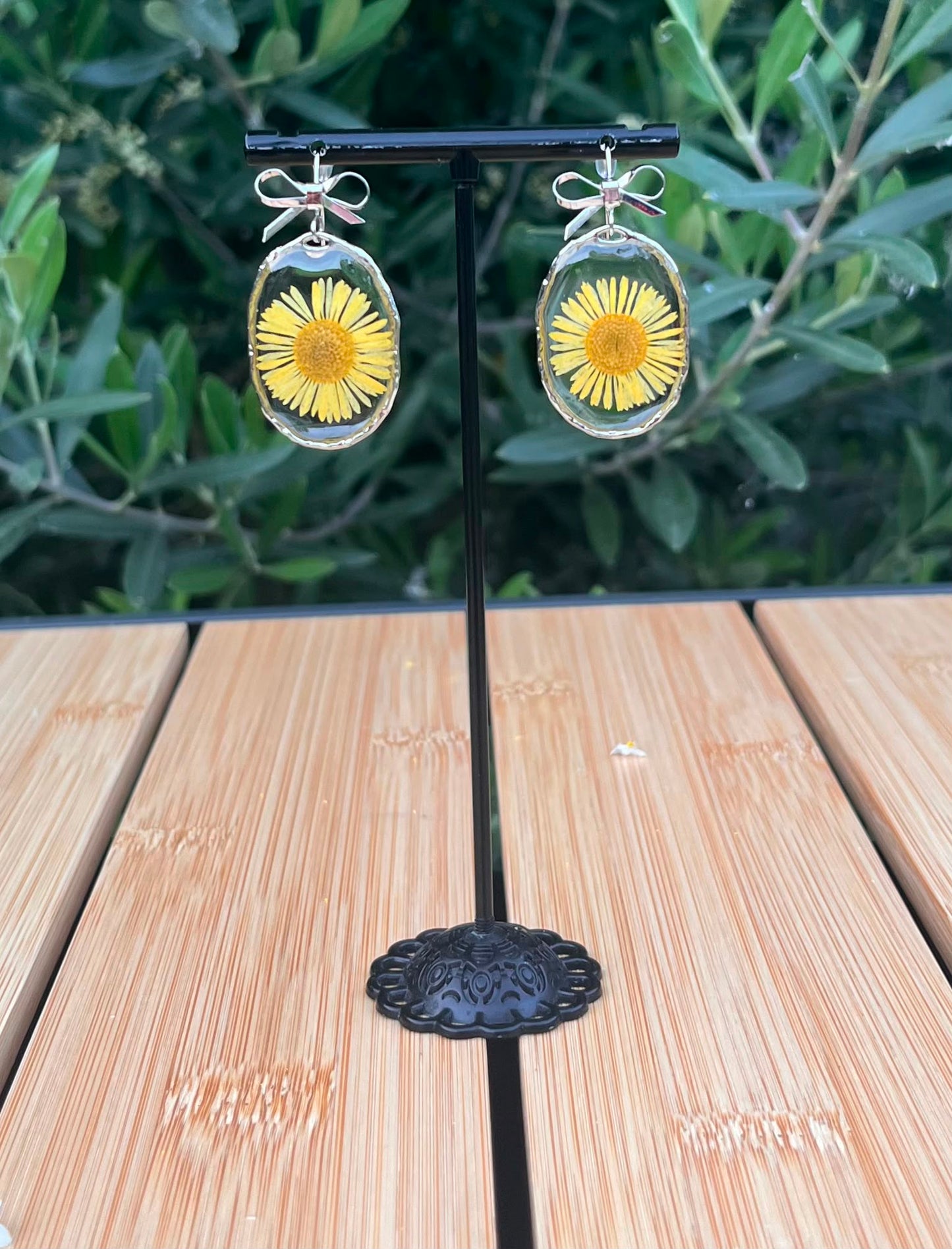 Lisette oorbellen met echte madeliefjes in uv resin