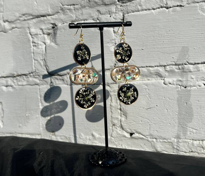 Eloïse🌙 Oorbellen met Droogbloemen & Abalone Schelp – Mystieke Elegantie
