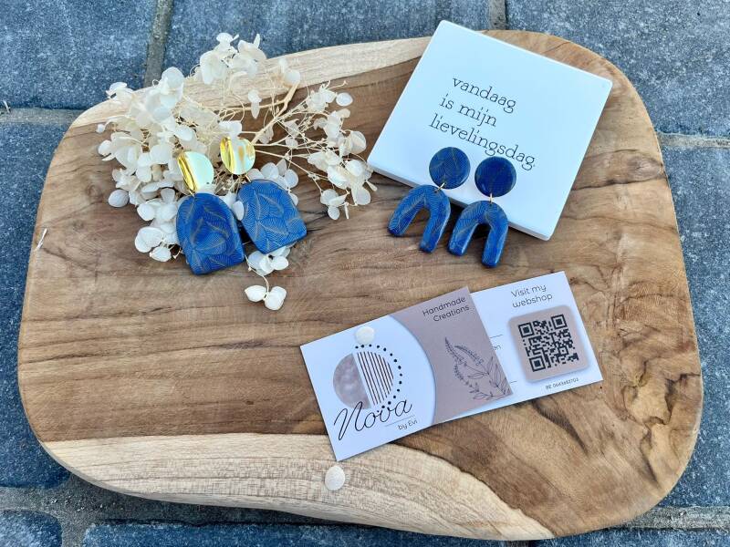 💙💛 Fenna 💛💙 Handgemaakte Statement Oorbellen – Koningsblauw met Gouden Accenten