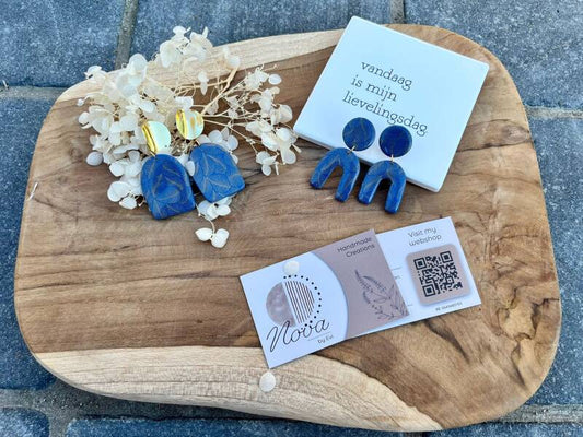 💙💛 Babs 💛💙 Handgemaakte Statement Oorbellen – Koningsblauw met Gouden Accenten