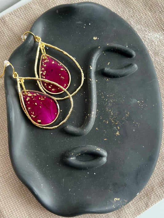 handgemaakte Rose oorbellen met gedroogde rozenblaadjes in resin – Nova by Evi