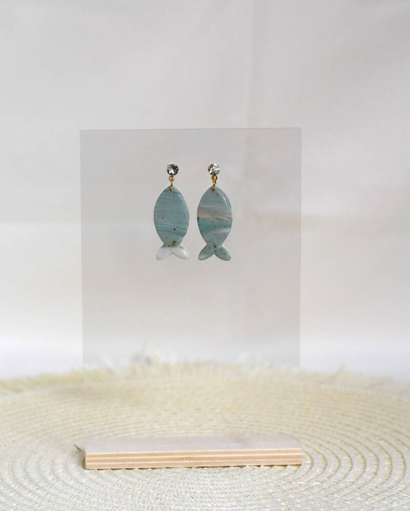 handgemaakte Sam vis oorbellen in blauw en goud – Nova by Evi