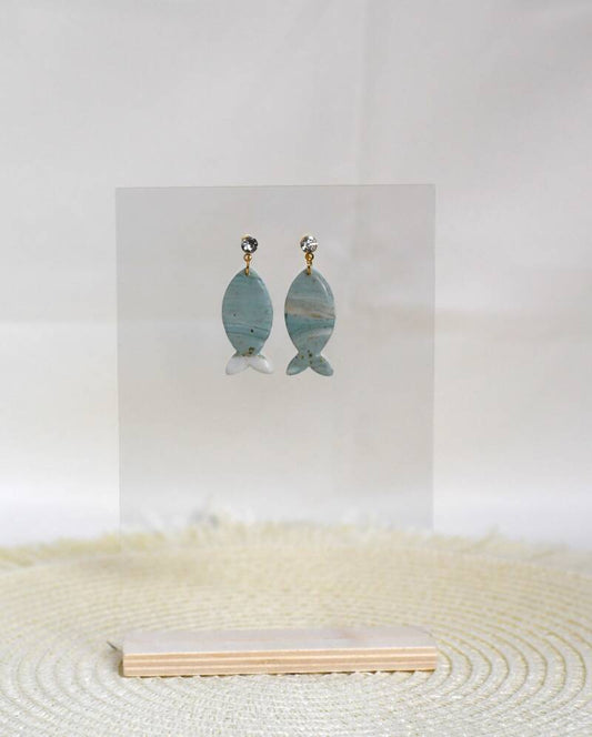 handgemaakte Sam vis oorbellen in blauw en goud – Nova by Evi