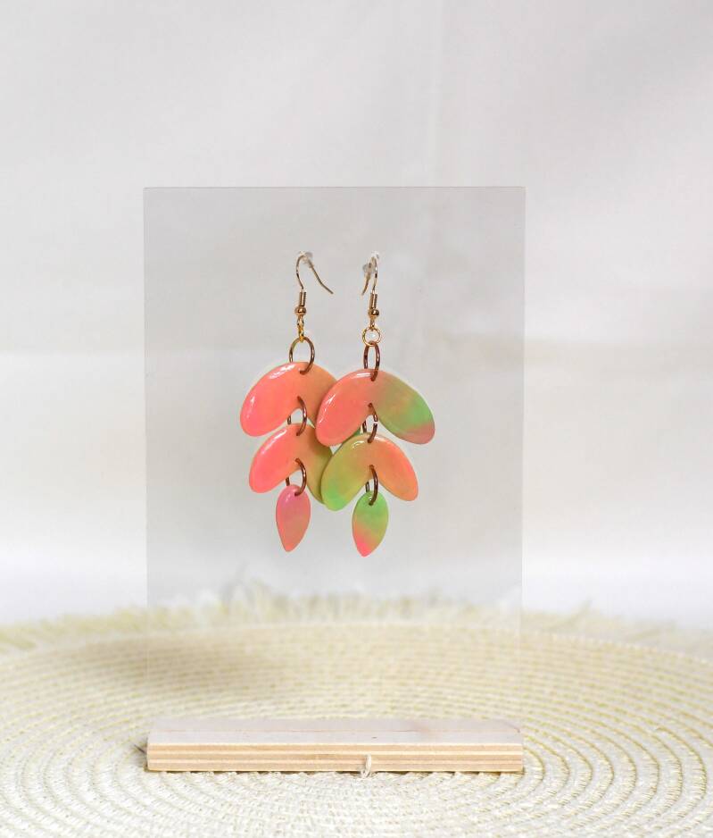 handgemaakte Fie neon regenboog oorbellen – Nova by Evi