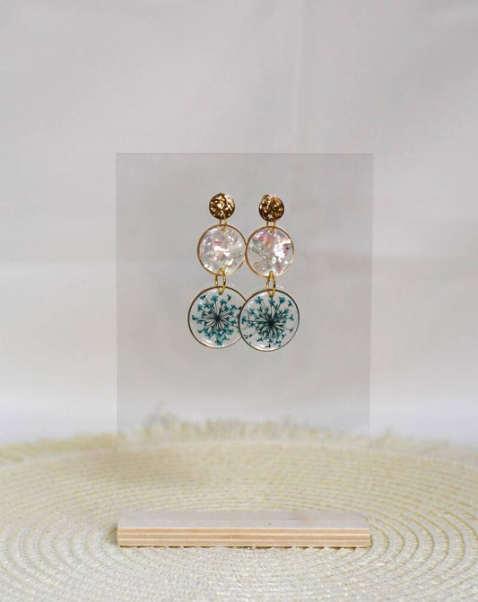 handgemaakte Anna oorbellen met echte bloemen en abalone schelp – Nova by Evi
