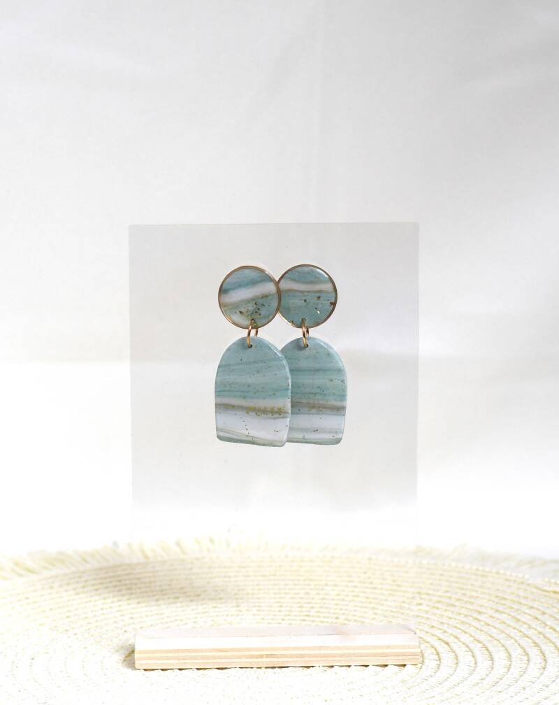 handgemaakte Oona beachy vibe oorbellen in blauw en beige – Nova by Evi