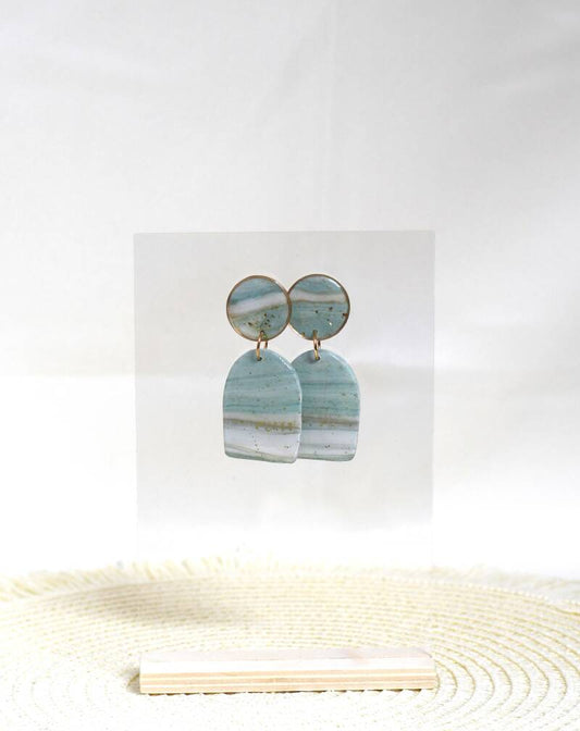 handgemaakte Oona beachy vibe oorbellen in blauw en beige – Nova by Evi