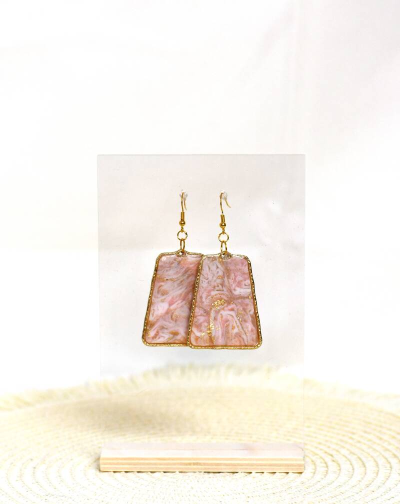 handgemaakte Jules marble look oorbellen in blush en goud – Nova by Evi