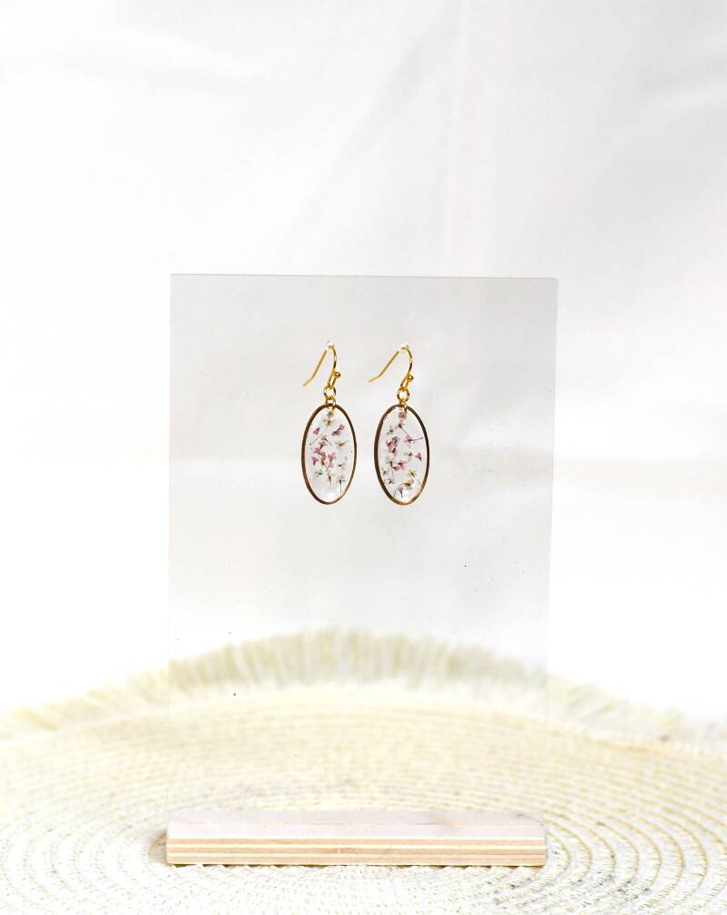 Chloe 💕 Subtiele bloemenoorbellen in epoxy, elegant & tijdloos