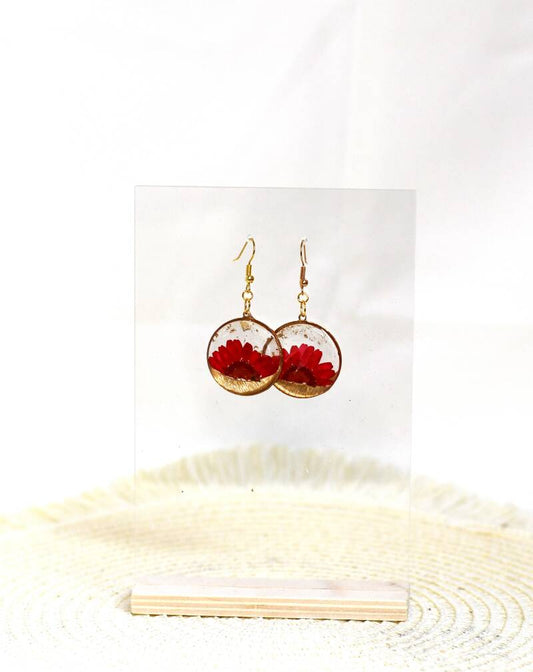 Suzanne: 🌺 Oorbellen met Rode Margriet in Resin – Vurig & Uniek