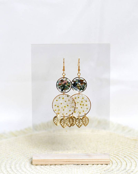 Amber 🌿 Oorbellen met Witte Vergeet-me-nietjes & Abalone Schelp – Natuurlijke Dromerigheid