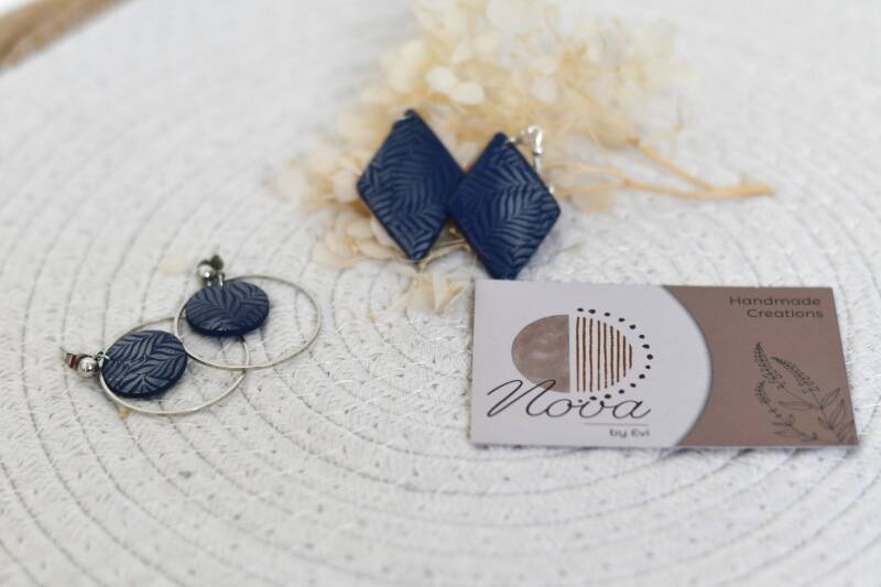 💙🩶 Beau 🩶💙 Handgemaakte Statement Oorbellen – Koningsblauw met zilveren Accenten