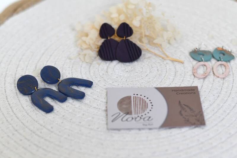 💙💛 Babs 💛💙 Handgemaakte Statement Oorbellen – Koningsblauw met Gouden Accenten