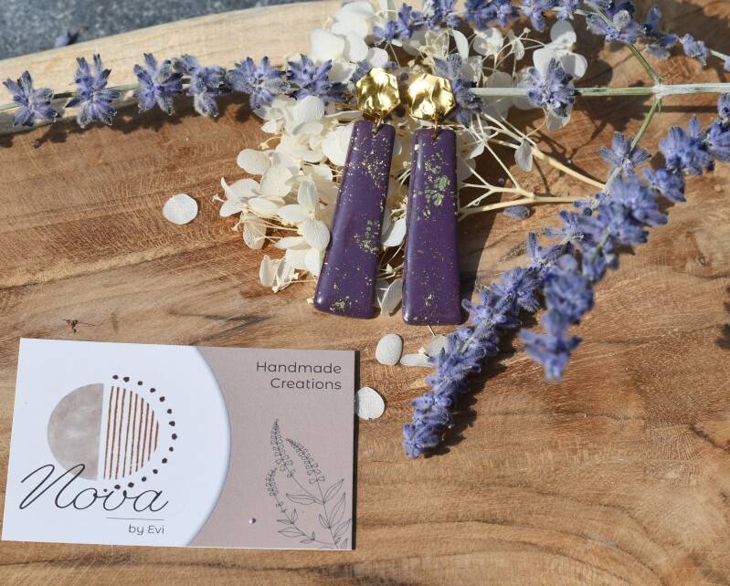handgemaakte Farah oorbellen in aubergine met goudaccent – Nova by Evi