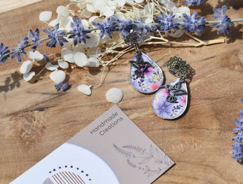 handgemaakte Lina floral drop oorbellen met kolibrie twist – Nova by Evi