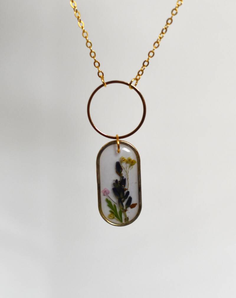 Violet🪻  Handgemaakte bloemenketting – Gedroogde lavendel en veldbloemetjes in UV resin met gouden details (50 cm)