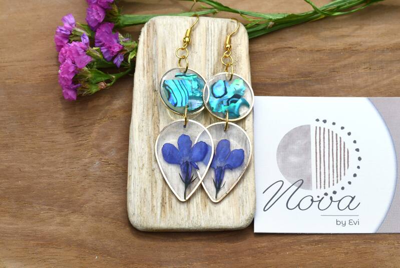 Leona oorbellen – Lobelia bloemen & abalone schelp in UV resin met gouden accenten (L 7 × B 2,5 cm)