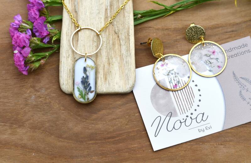 handgemaakte Eva oorbellen met echte bloemen en goudfolie – Nova by Evi