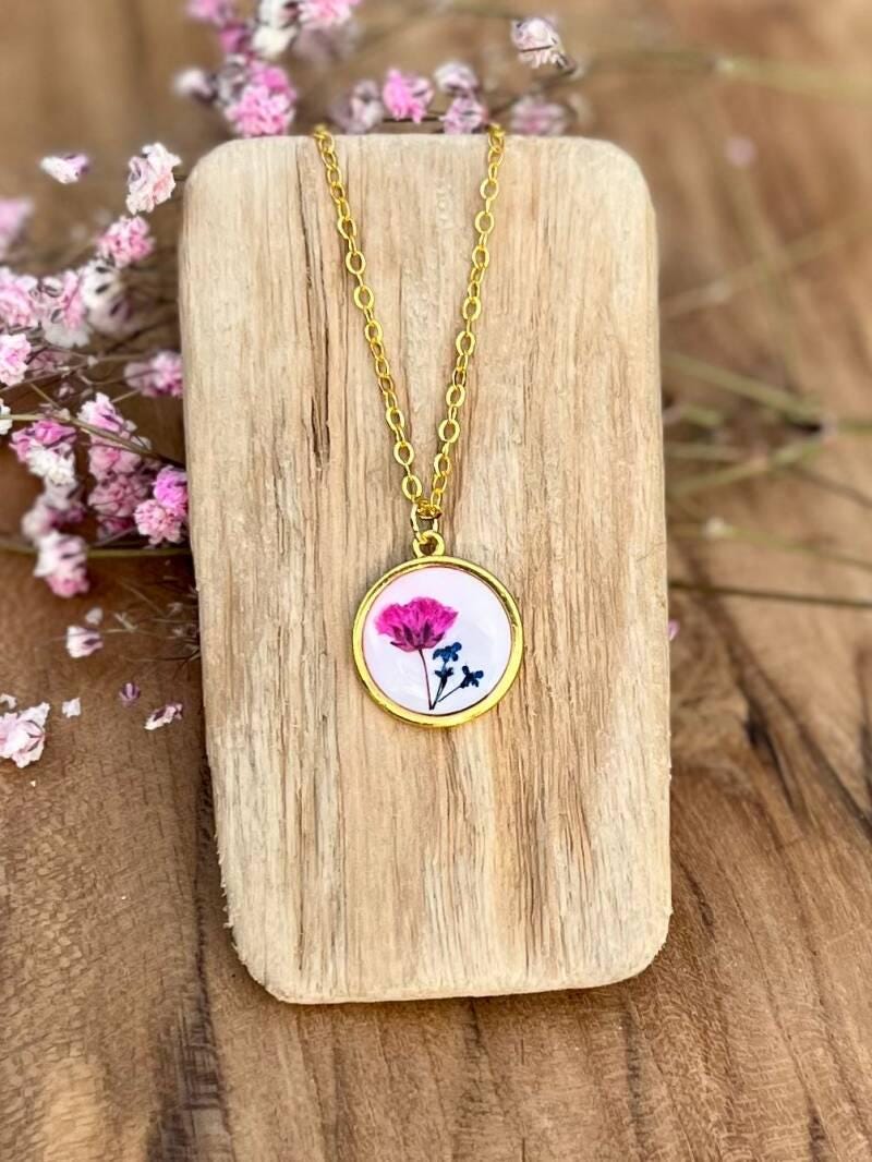 handgemaakte Aya ronde ketting met echte gedroogde bloemen in resin – Nova by Evi
