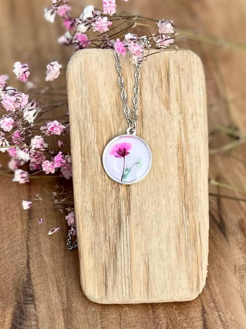 handgemaakte Aya ronde ketting met echte gedroogde bloemen in resin – Nova by Evi
